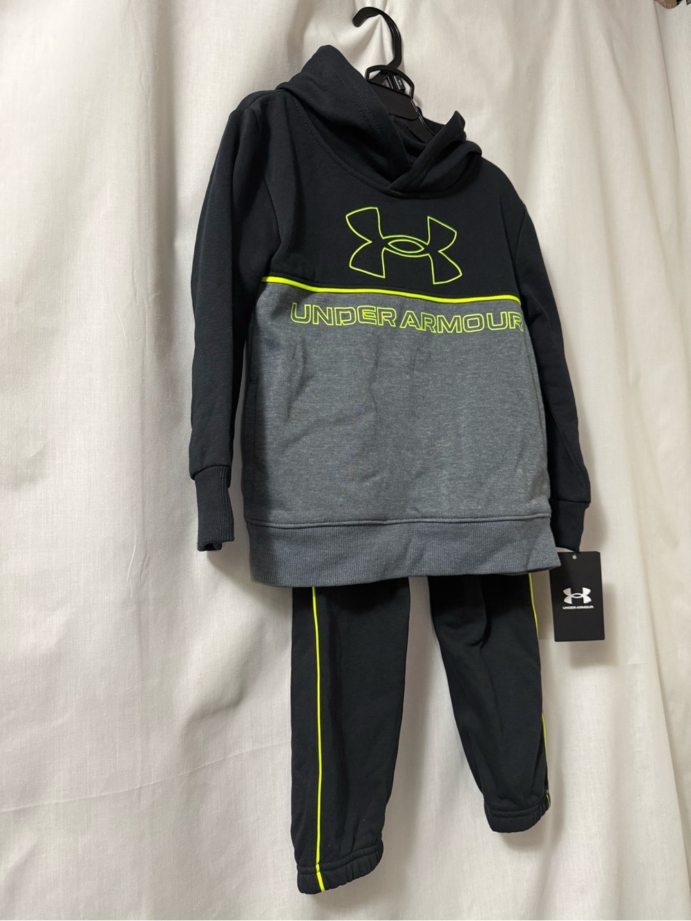 NWT Under Armour Black, Gray & Neon Yellow Boys 4T Hoodie Set 0158 - Picture 2 of 14